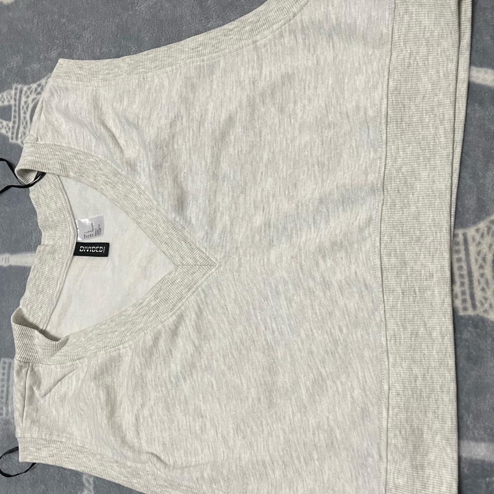 Light gray crop top v neck shirt